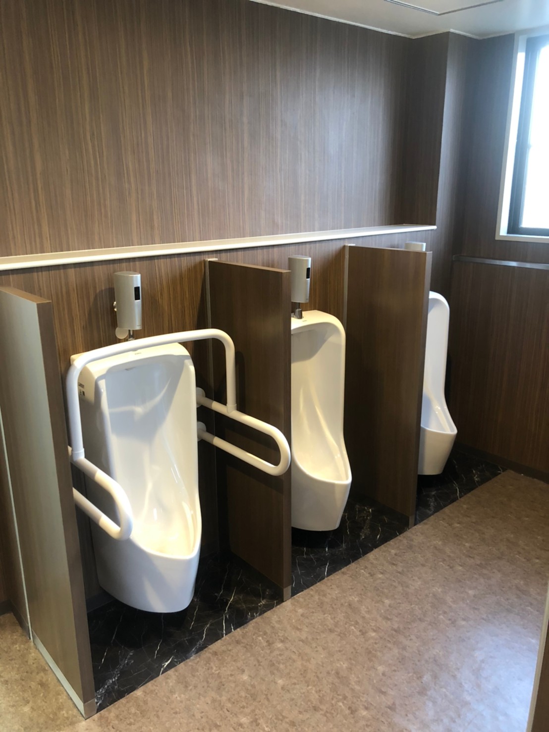 豊橋事務所ビル トイレブース 豊橋市 オフィスビル パーテーション カウンター洗面台 内装設計 設計施工 施工管理 スタッフブログ 名古屋 東京の店舗デザインは株式会社タクトデザイン工房