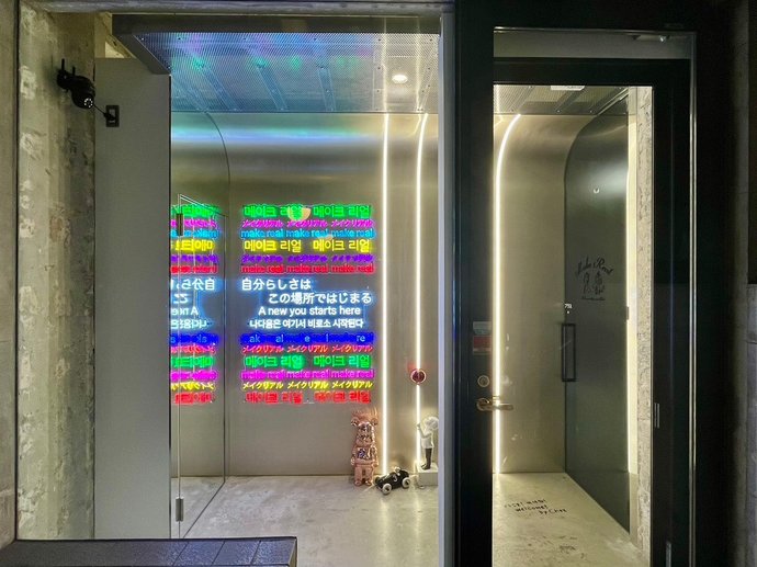 ChezMadeのネオンとメタルを活かした内装事例